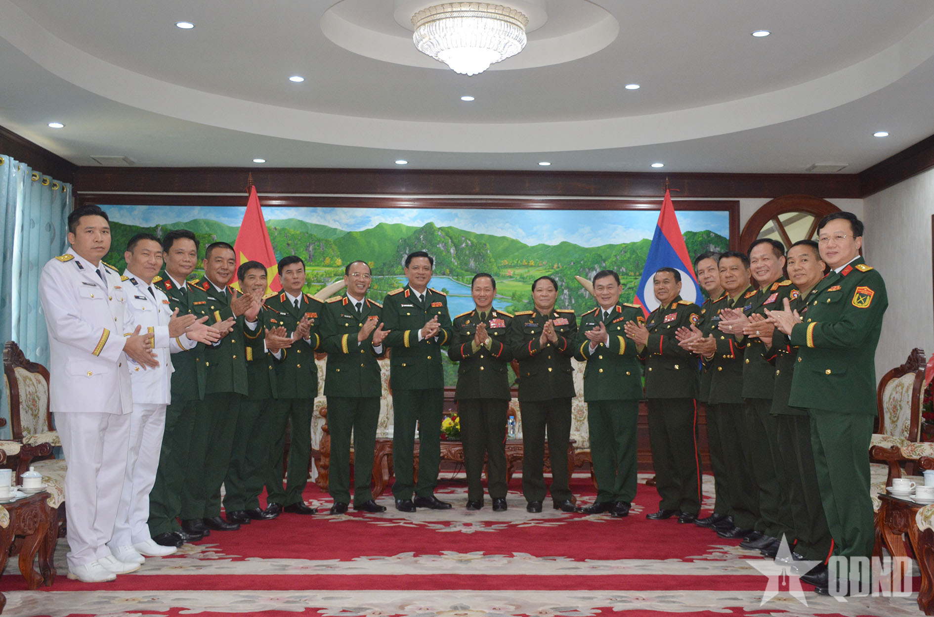 Thượng tướng Nguyễn Trường Thắng chào xã giao Bộ trưởng Bộ Quốc phòng Lào